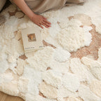 Beigefarbener Teppich