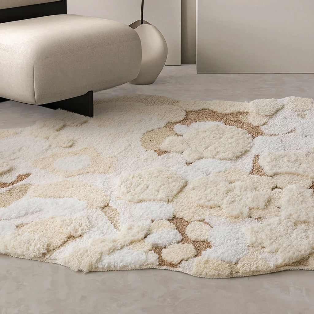 Beigefarbener Teppich