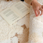 Beigefarbener Teppich